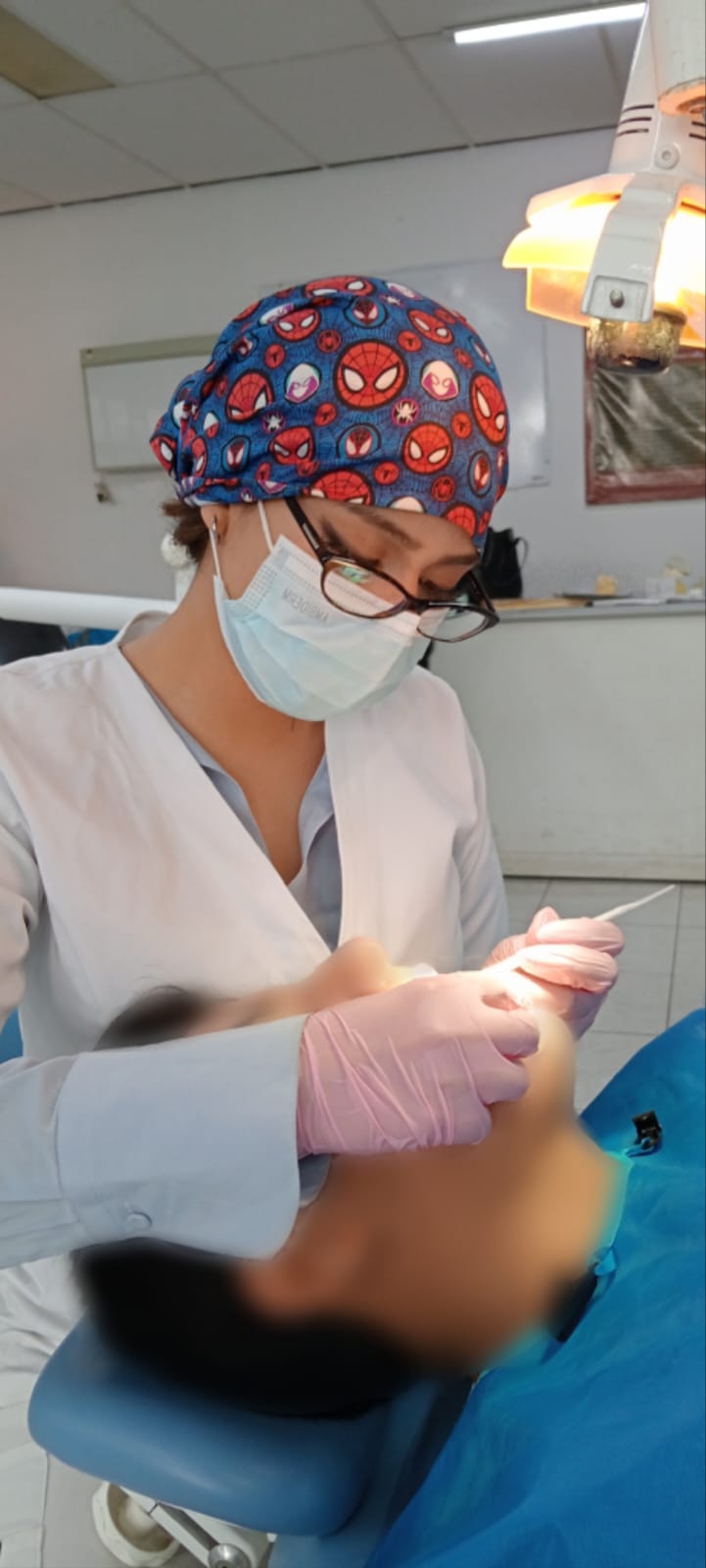 La C.D Giovanna Espino durante un tratamiento de odontología infantil